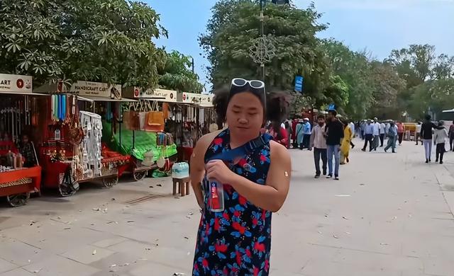 韩国小伙在印度挑战女装出行，想要看是否会有危险，结果直接被骗