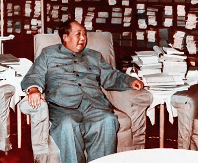 1975年蒋介石去世，消息传到大陆后，毛主席说了三个字，众人皆惊