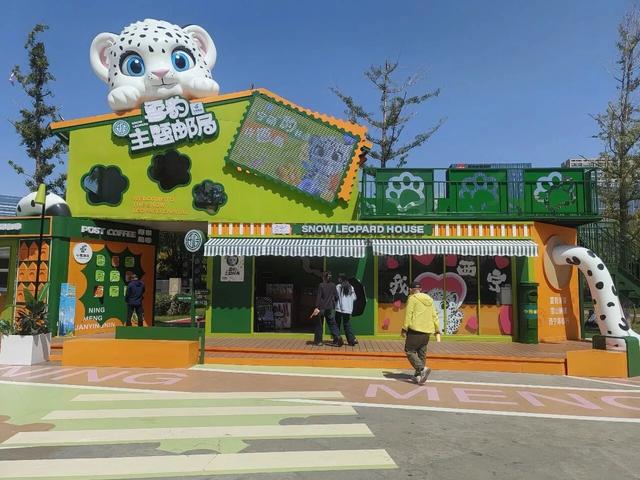雪豹“爬”上邮局屋顶了？