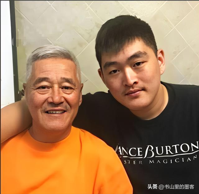 68岁赵本山现身三亚，逛街专人接待，买太多衣服保镖快拎不动袋子