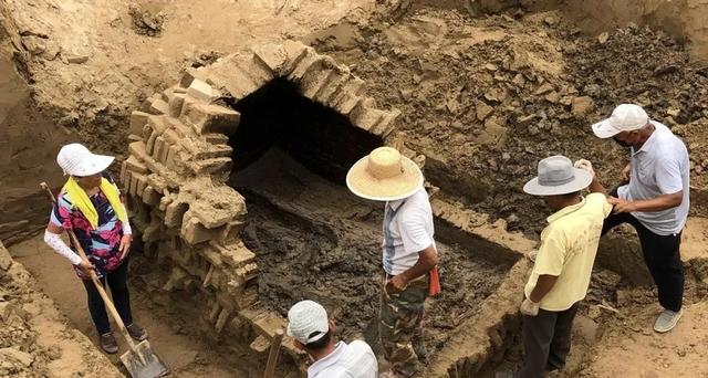 北京挖出大太监李莲英之墓，开棺后，考古人员被吓得浑身发抖