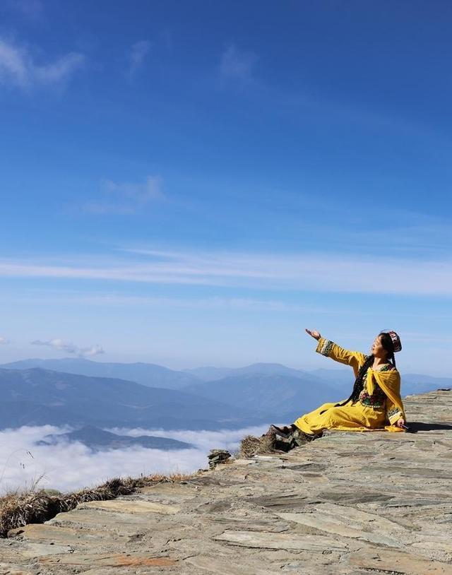 登上新疆云霄峰，一览四国景！