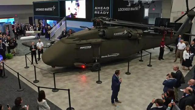 外观是集装箱货船，内部却搭载60个垂发，伪装性极强的辅助巡洋舰