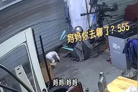 三岁萌娃深夜外出寻找妈妈，热心警民化身暖心奶爸图片