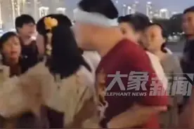 惹众怒！女子重庆街头穿和服，大爷大妈围攻指责，再提重庆血泪史图片