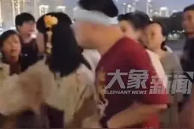 惹众怒！女子重庆街头穿和服，大爷大妈围攻指责，再提重庆血泪史图片