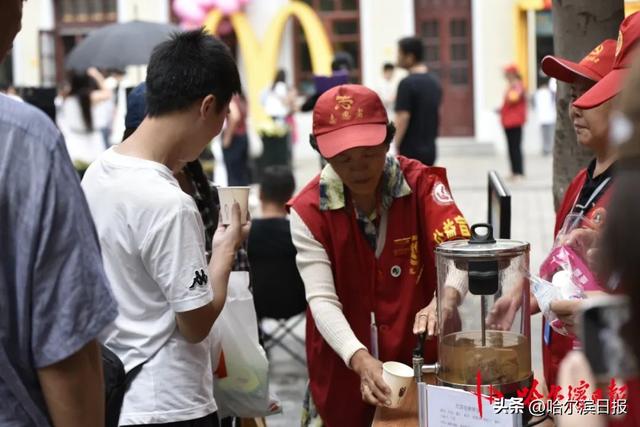 【宠客新花样】中华巴洛克历史文化街区秋日宠客上“心”：免费代茶饮赠游客，还有“红马甲”温情助游