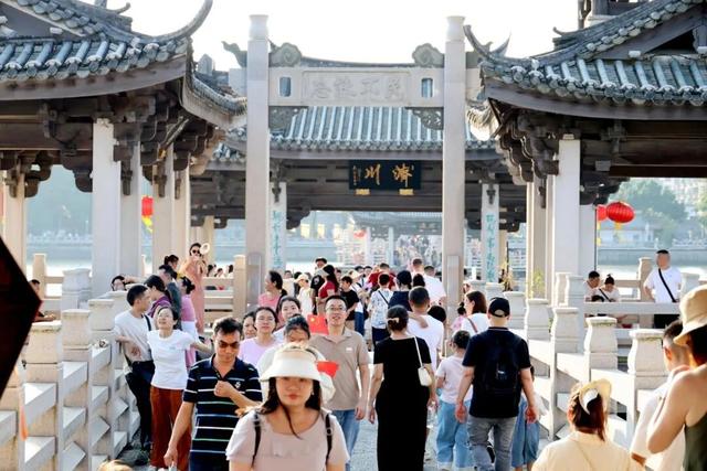 假期首日潮州古城喜迎“开门红”！多部门全力守护节日旅游环境
