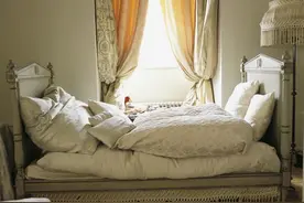 睡觉的房间，床要如何摆放？不是迷信，老一辈却说：里头讲究不小图片