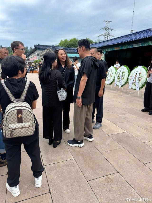 歌手千百惠告别式举行！黄安痛哭送别老友，称两岸统一时会告诉她