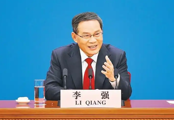 特朗普宣布美国已“起死回生”，随时准备对华翻脸，中国正办大事