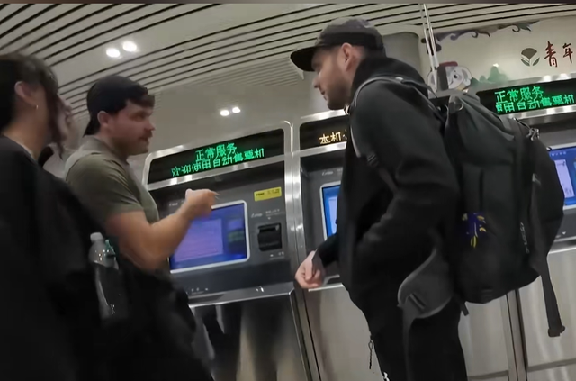 爱尔兰情侣带着偏见来中国旅游，结果不到二十四小时就被打脸三次