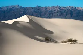 AA制婚姻15年，婆婆带小叔子一家来过年，儿媳拦门：一人500图片