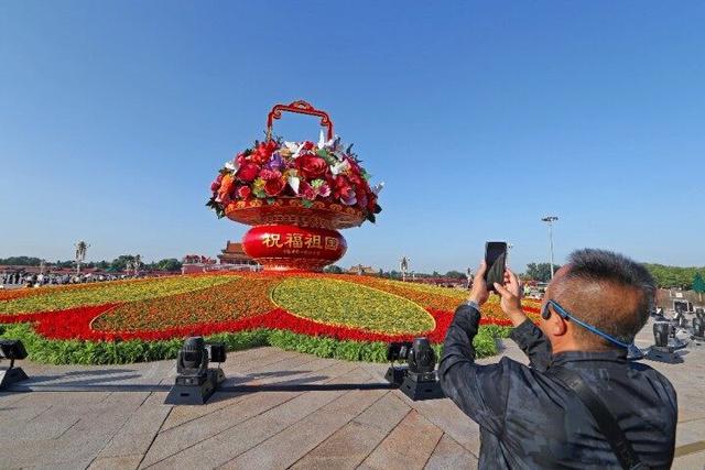 “祝福祖国”花篮亮相天安门广场吸引游客争相打卡