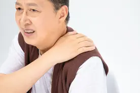 为什么人一到55~60岁，就容易肩袖撕裂？医生：这4个原因导致图片