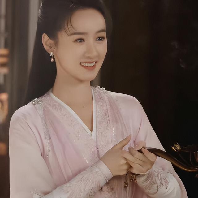 越扒越有，被人民网点名后	，闫学晶又被曝身份造假，成名史太精彩