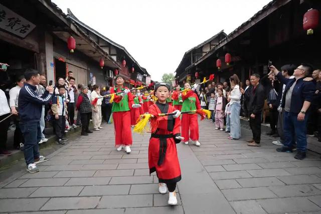 夯爆了！元通古镇清明春台会玩出新潮范儿