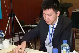 他是象棋大天才 九岁统治棋界 拜师胡荣华成全国冠军 娶美女大师为妻图片
