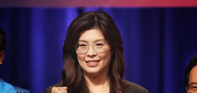 郑丽文不装了？国台办回应武统后，郑丽文宣称：绝不放弃武力保台