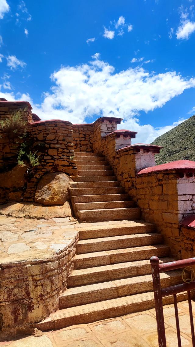 两登拉萨色拉寺后山，上升600米，山顶海拔4200米，经幡飘扬