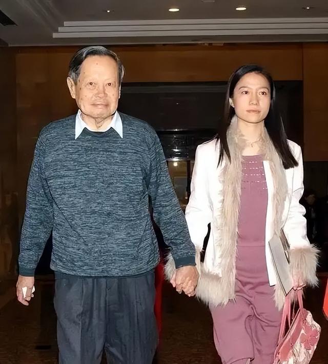 杨光宇赴八宝山送别父亲杨振宁！父亲走了，他仍会把翁帆当亲人