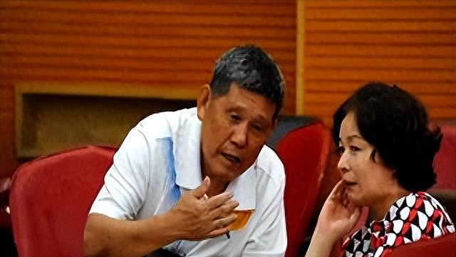 13岁儿子和母亲睡一个被窝，半夜母亲突然吓醒，儿大几岁要避母