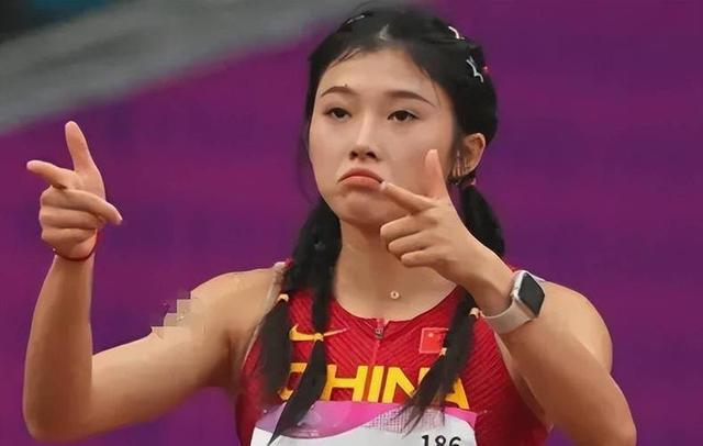 里子面子全丢了！吴艳妮出席姐姐婚礼抢尽风头	，体面被撕个粉碎