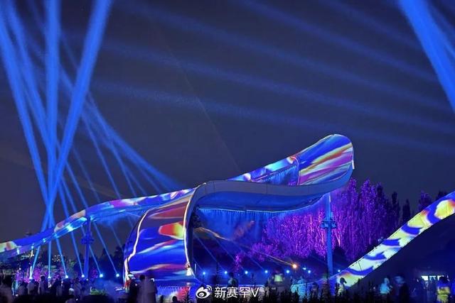 首场音乐光影水舞秀开场 游客在流光溢彩中感受赛罕热情