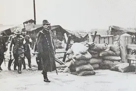 1944年，侦查员被捕，刑讯室内，日军翻译官悄悄对他说：别暴露图片