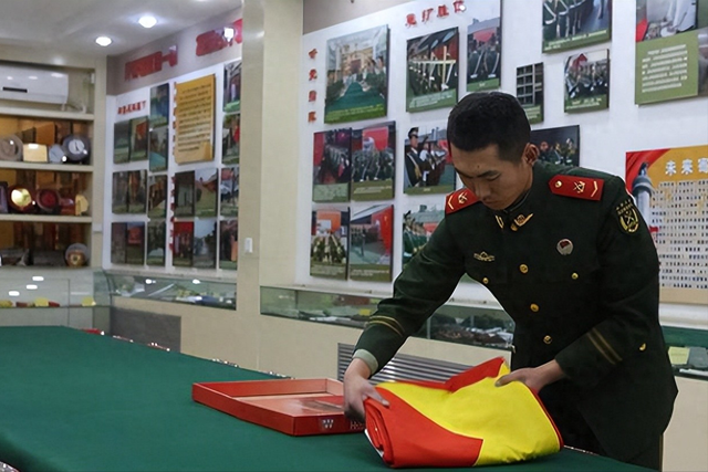 阅兵结束10天，“最帅升旗手”张自轩被骂10天！如今他后悔了吗?