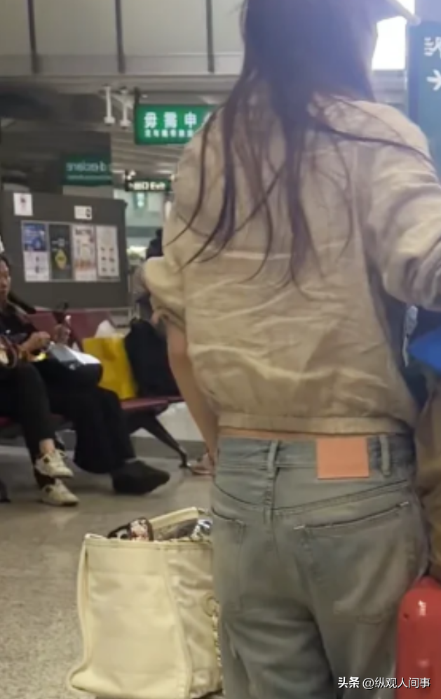 杨颖机场被偶遇，衣服皱巴裤子掉档，双手搬行李还得抱娃，好心酸