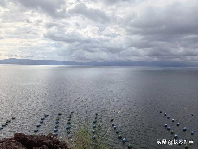 笔架山下湖光平静的抚仙湖