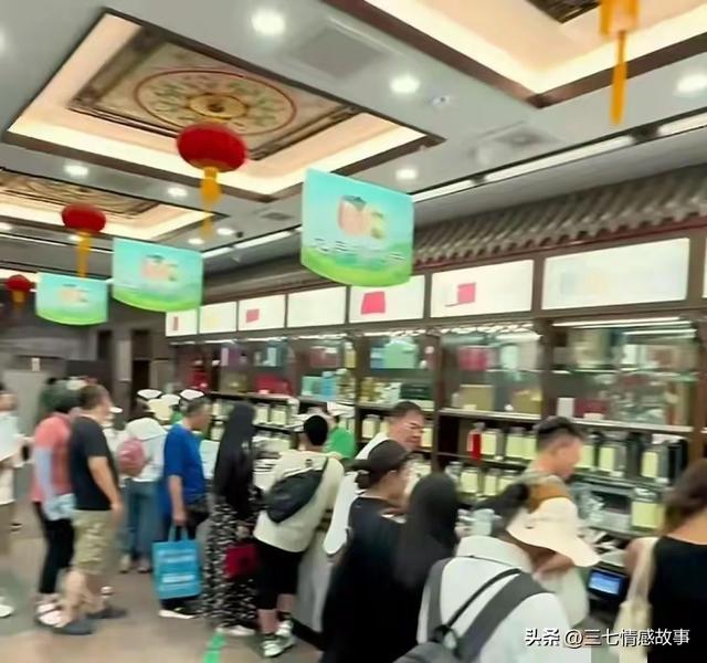大量日本游客涌入北京，打着旅游幌子不去旅游不吃美食，为啥来？