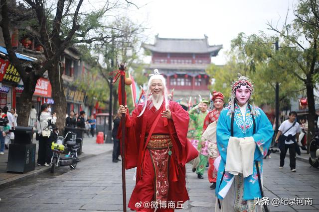 2025国庆假期，商丘古城摇身一变，成了热闹非凡的“戏窝子”！