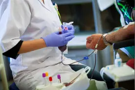 媒体调查“互助献血”：患者做手术，亲友花2000元找人献血图片