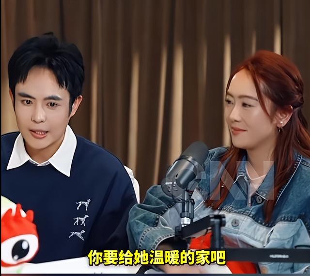 演员王星与女友康嘉二人首次合体，面对外界"恋爱4年还没结婚"疑问，王星坦言是因为“结不起”