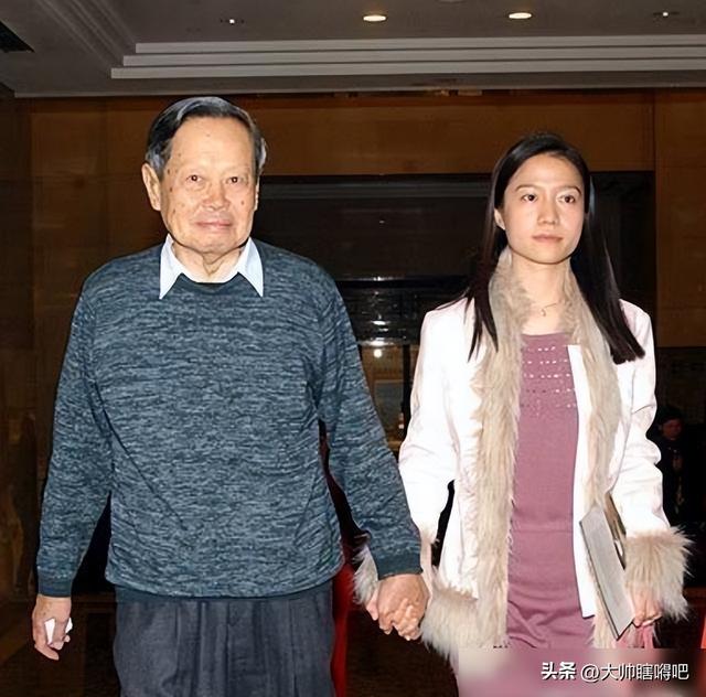 杨老遗体覆盖国旗，48 岁翁帆坐第一排泪崩：这份悲伤装不出来
