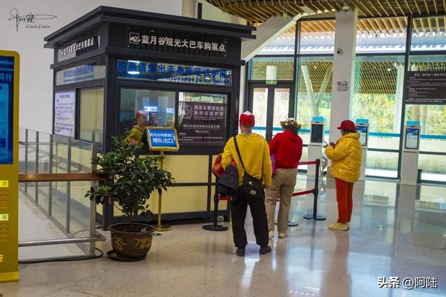 玉龙雪山有点过分,其实不用坐索道,光游客中心都能逛吃玩上一天