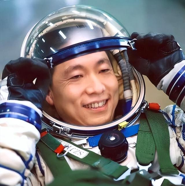 我国首位航天员杨利伟，被授予少将军衔，退休后能享受什么待遇？
