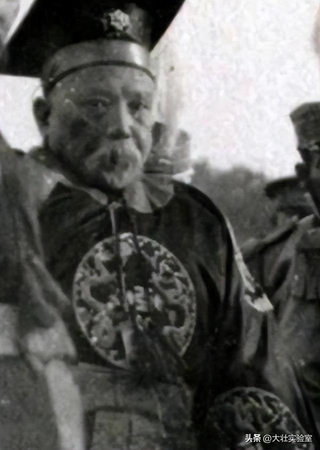袁世凯的真实老照片：穿龙袍坐龙椅接受朝拜，姨太太确实漂亮！