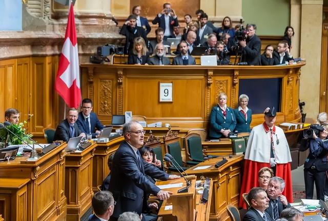 历史开了个玩笑，先倒下的不是乌克兰	，而是百年中立的瑞士？