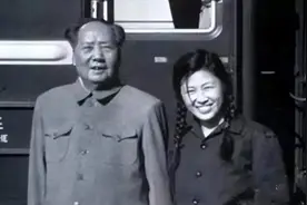毛主席和机要秘书谢静宜的合影，她长得挺可爱，当过北京市委书记图片