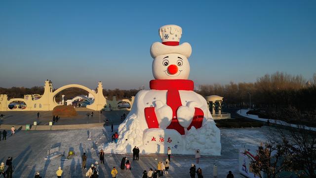 太阳岛“雪人先生”与游客见面