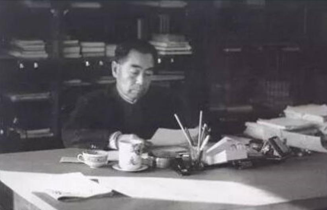 大授衔结束后，有人迟迟不肯走，周总理询问原因，对方称没被授衔