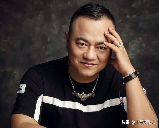 再有钱有啥用？68岁赵本山近况曝光，三人打伞伺候，女儿成心头病