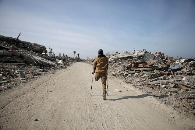 炸弹摧毁房子，饥饿掐住命根，加沙人的生活远比死亡更加残酷