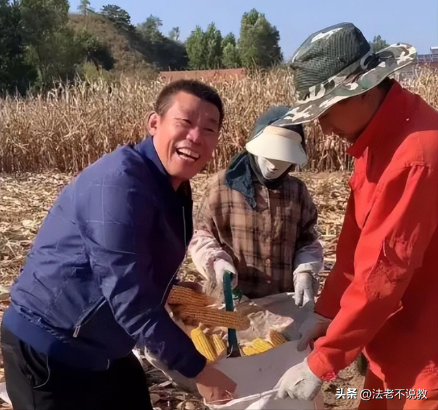 5位过气明星回归农村生活，风光不再，摆摊卖茶叶蛋，种地养猪