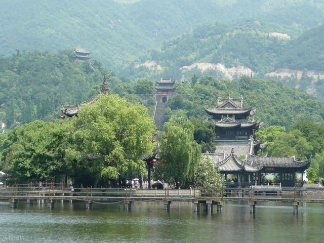 最适合春节旅行的6座小城，游人不多，年味十足，带着家人出发吧