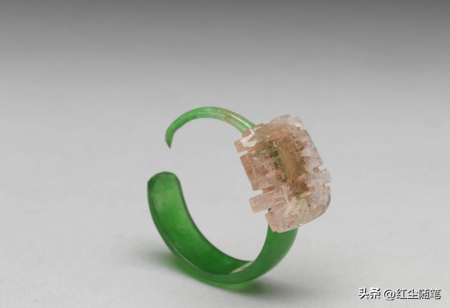 糟糕，是心动的感觉！又被故宫里的翡翠耳环种草了！