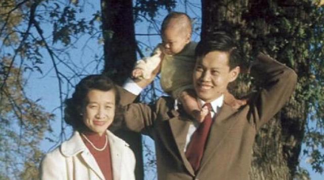 2021年，99岁杨振宁与72岁岳母罕见出镜，北京家中留影，翁帆胖了